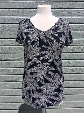 J. Jill Black Leaf Print V-Neck Tee